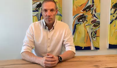 Le médecin du travail Peter Schadae parle de rester assis pendant de longues périodes sans bouger